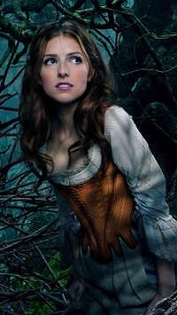 Anna Kendrick w lesie