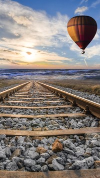 Balon przelatujący nad torami kolejowymi