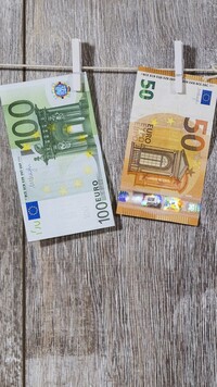 Banknoty euro na sznurku