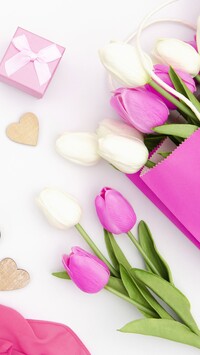 Białe i różowe tulipany w torebce