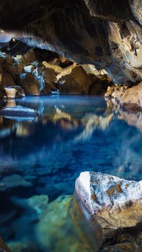 Błękitne jeziorko w jaskini