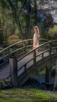 Blondynka w sukience na mostku