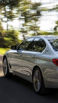 Bok srebrnego BMW 530e