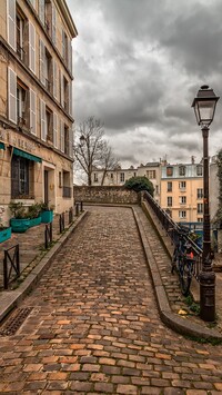 Brukowa uliczka w dzielnicy Montmartre w Paryżu