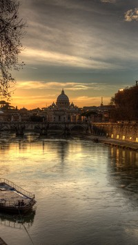 Budynki nad rzeką w Rzymie