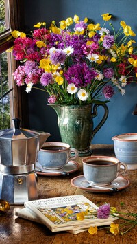 Bukiet kwiatów i filiżanki z kawą