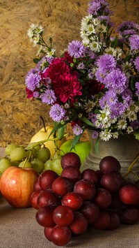 Bukiet kwiatów obok owoców