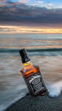 Butelka whisky Jack Daniels na piasku