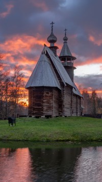 Cerkiew drewniana nad rzeką