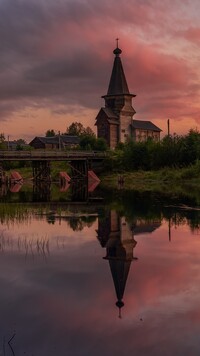 Cerkiew nad rzeką o zachodzie słońca