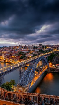 Ciemne chmury nad Porto