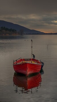 Czerwona łódka na jeziorze Kastoria w Grecji