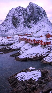 Czerwone domki na Lofotach norweskich