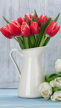 Czerwone tulipany w białym dzbanku