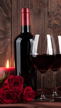 Czerwone wino i róże