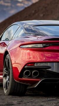 Czerwony Aston Martin DBS Superleggera