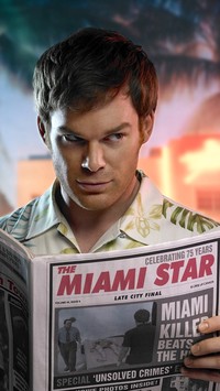 Dexter z gazetą
