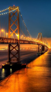 Długi oświetlony most