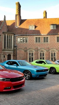 Dodge Challenger przed domem