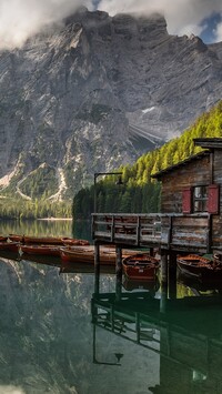 Dom na palach i łódki na jeziorze Pragser Wildsee