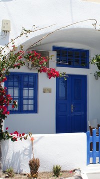Dom z niebieskimi drzwiami i oknami
