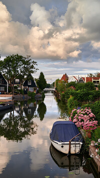 Domy i łódka na kanale w mieście Edam