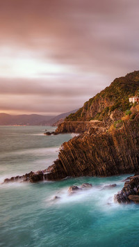 Domy na skalistym wybrzeżu we Włoszech