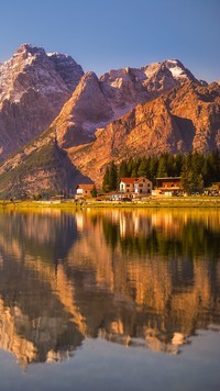 Domy nad jeziorem we włoskich Dolomitach