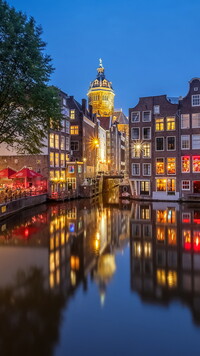 Domy nad kanałem w Amsterdamie