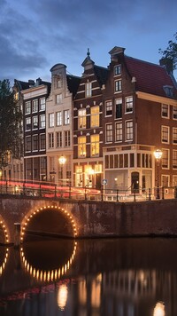 Domy nad rzeką Amstel w Amsterdamie