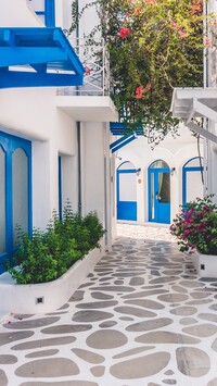 Domy przy uliczce w Santorini
