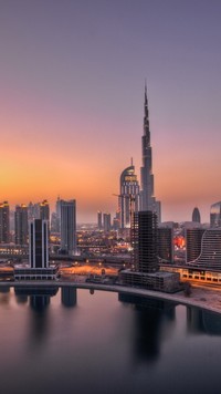 Drapacze chmur w Dubaju w blasku wschodzącego słońca