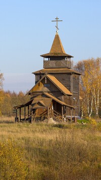 Drewniana cerkiew na łące