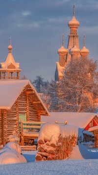 Drewniane domy i cerkiew w rosyjskiej wsi Kimzha