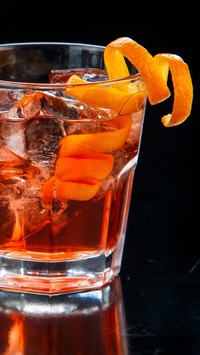 Drink z lodem i skórką pomarańczy
