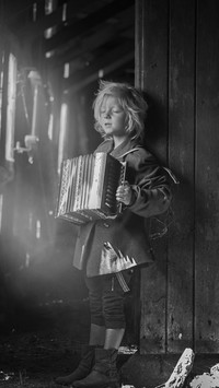 Dziecko grające na akordeonie