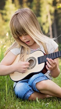 Dziewczynka grająca na gitarze