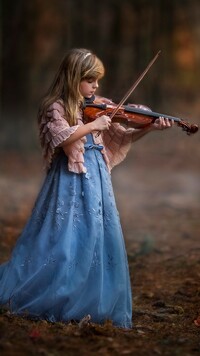 Dziewczynka grająca na skrzypcach
