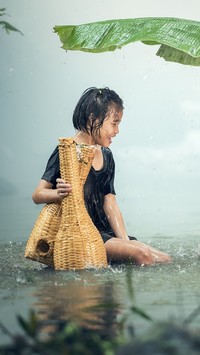 Dziewczynka w deszczu