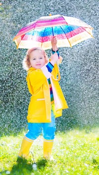 Dziewczynka z kolorowym parasolem