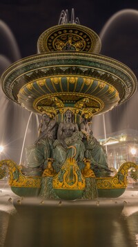 Fontanna z rzeźbami na placu w Paryżu