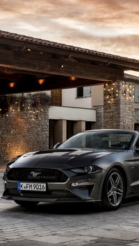 Ford Mustang GT przed domem