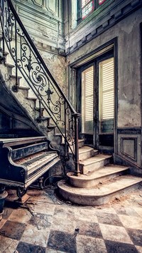 Fortepian i schody