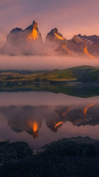Góry Cordillera del Paine we mgle o wschodzie słońca