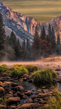 Góry i rzeka Merced w Parku Narodowym Yosemite