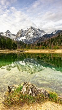 Góry nad jeziorem Jasna w Słowenii