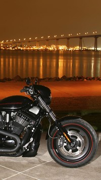 Harley Davidson nocą nad rzeką