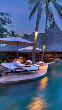 Hotel na Bali o zmierzchu
