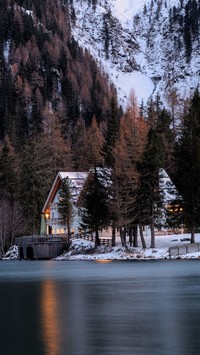Hotel nad jeziorem w zimowej scenerii