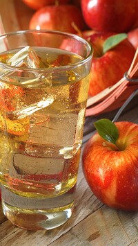 Jabłka i szklanka soku